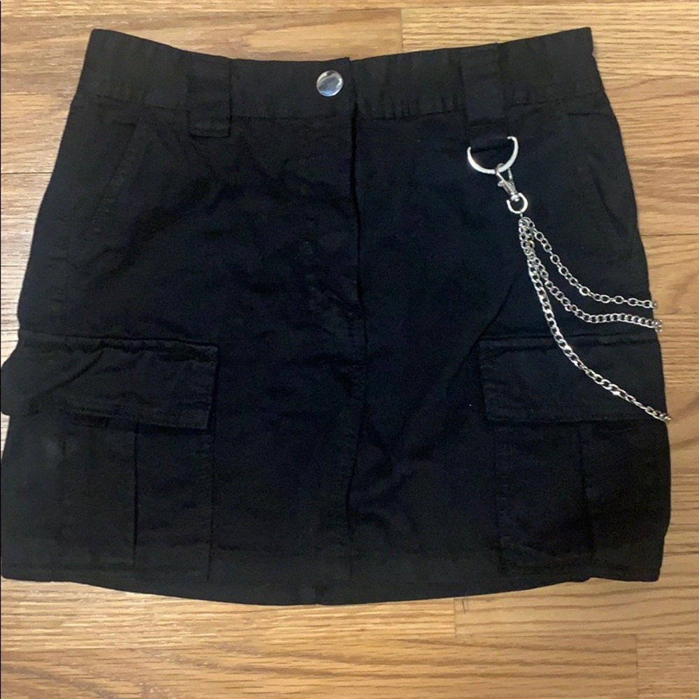 Cargo mini skirt with chain